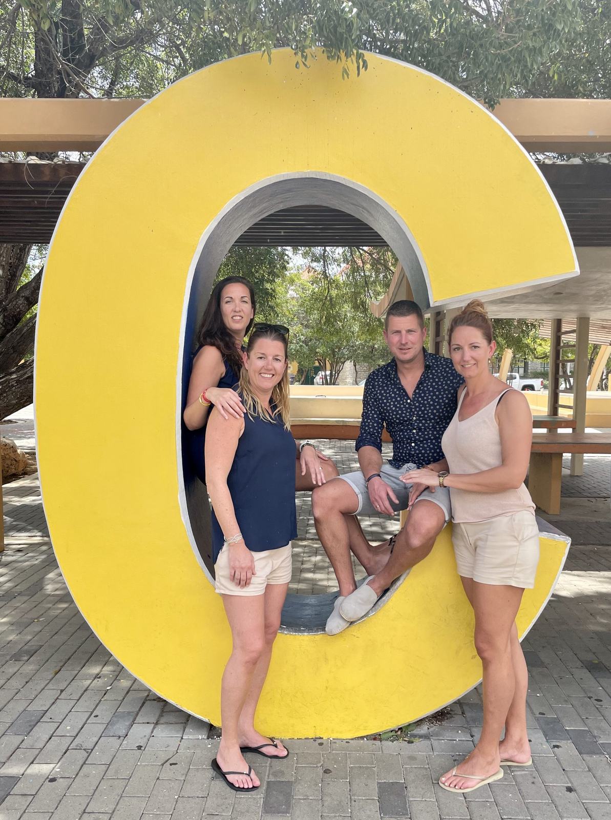 Paulien, Gusta, Tom en Jacqueline, de eigenaren van Vakantie in Curaçao