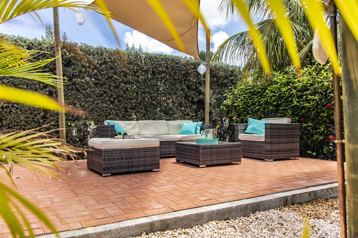 Loungeset onder schaduwdoek