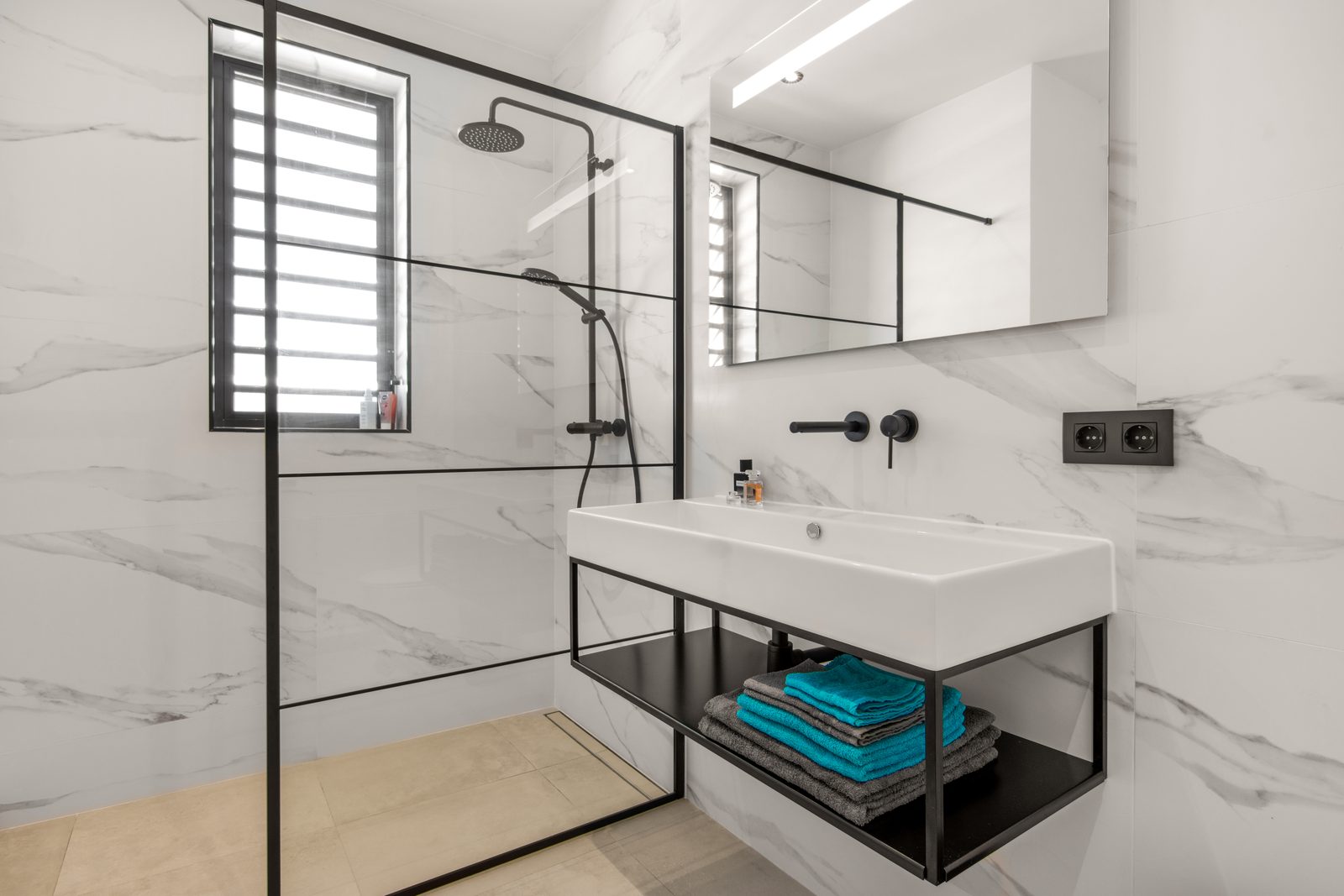 Ensuite badkamer met regendouche
