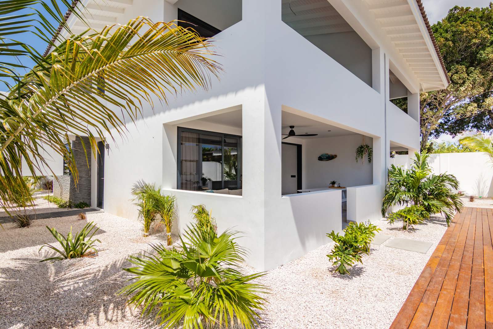 Overzicht van het resort CBW366 met tuin en zwembad