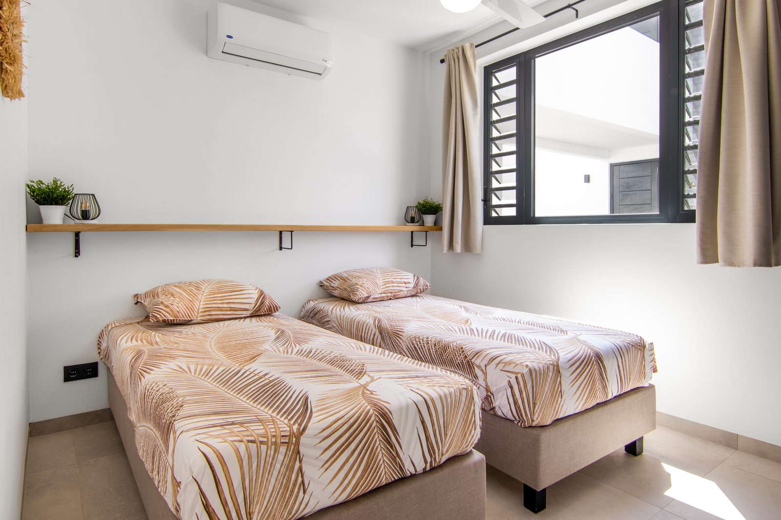 Masterbedroom met boxspring bed