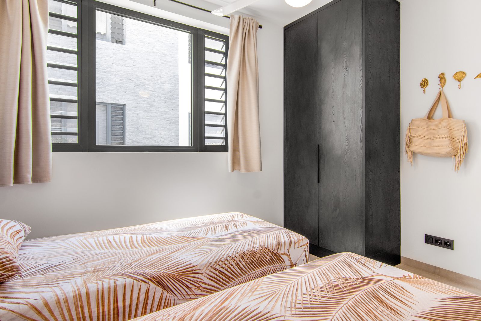 Slaapkamer 2 met boxspringbedden