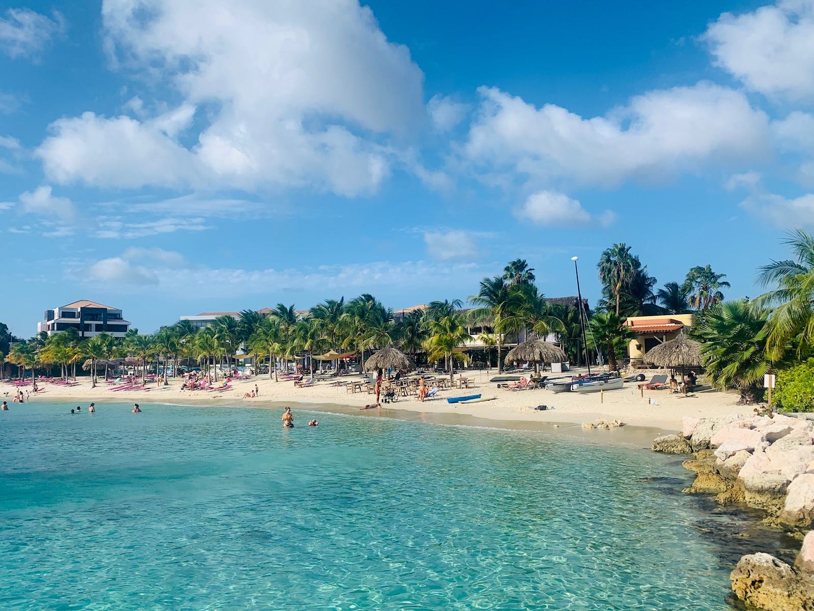 Blue Bay strand met palmbomen en ligbedden